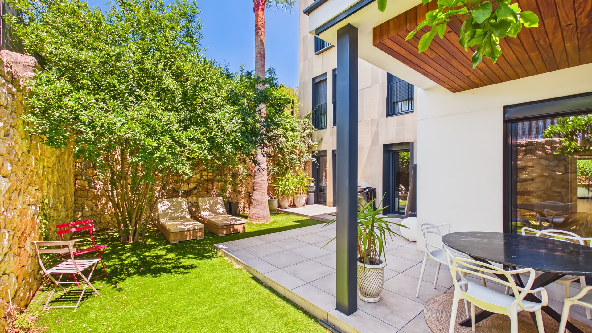 Elegant Luxury Apartment with a Spacious, Low-Maintenance Private Garden and Resort-Style Communal Pool