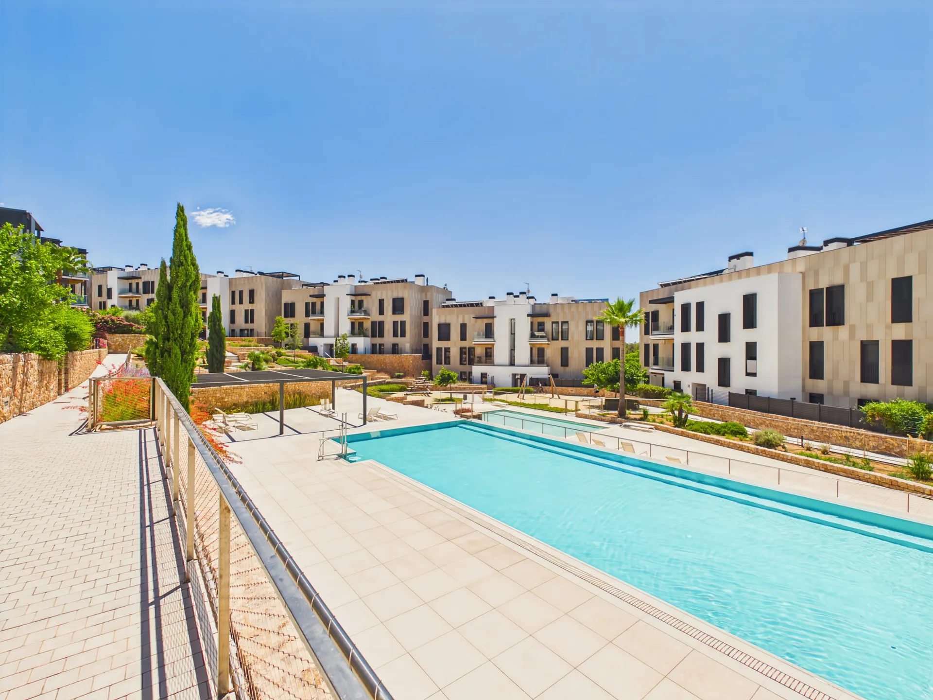 Elegante apartamento de lujo con un amplio jardín privado de fácil mantenimiento y una exclusiva piscina comunitaria de estilo resort — Apartamento en Golf Son Quint, Son Muntaner, Mallorca (foto 4 de 30)